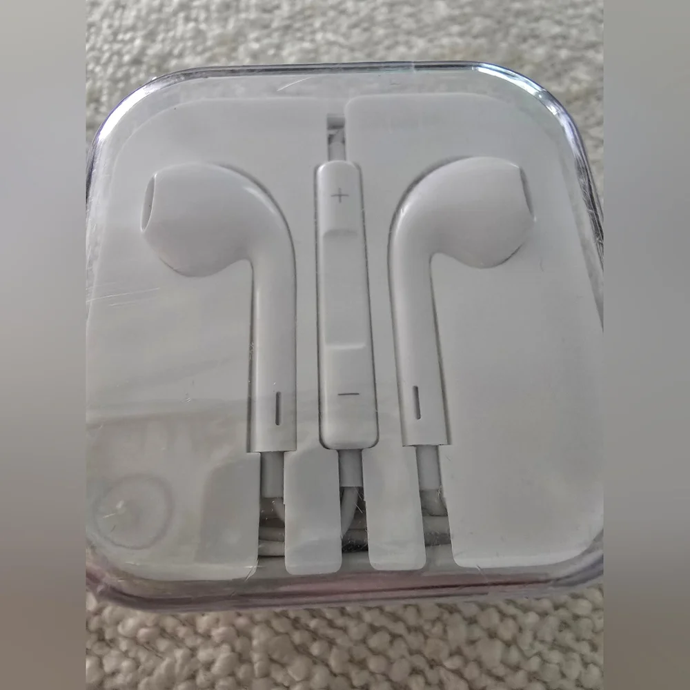 White Wired Earbuds with Microphone